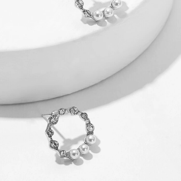 *Loren* Pearl and Stone Earrings - Picture 5 of 5